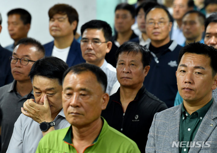 [화순=뉴시스] 김혜인 기자 = 30일 전남 화순군 동면 대한석탄공사 화순광업소에서 폐광 종업식이 열리고 있다. 국내 1호이자 국토 서남권의 유일한 화순탄광은 1905년 문을 연 이후 지역 경제를 견인해왔지만 정부가 만성 적자에 시달리는 한국석탄공사를 정리하는 정책 결정을 내리면서 문을 닫게됐다. 2023.06.30. hyein0342@newsis.com