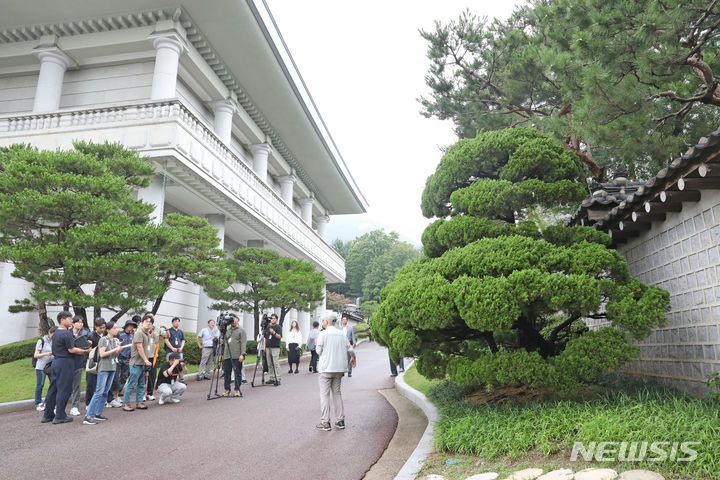 [서울=뉴시스] 박진희 기자 = 박정희 대통령이 1978년 12월 23일 영빈관 준공 기념으로 언 땅을 파고 심은 일본산 가이즈카 향나무(오른쪽). 문화체육관광부는 7월 1일부터 청와대 개방 1주년을 맞아 '수목 탐방 프로그램: 대통령의 나무들'을 운영한다. 청와대 내 역대 대통령의 기념식수 35그루는 대통령들의 취향과 관심, 식수를 하던 당시 상황을 간접적으로 보여줄 예정이다. 2023.06.30. pak7130@newsis.com