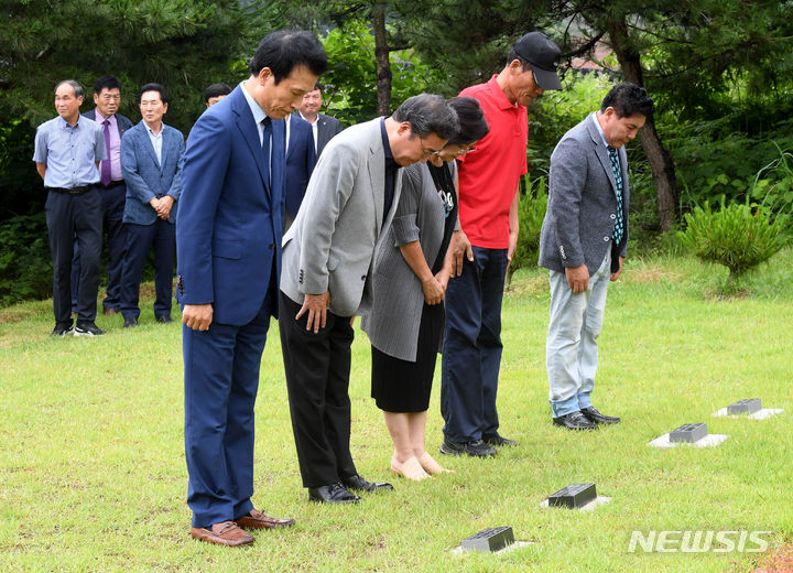 [영광=뉴시스] 변재훈 기자 = 이낙연 전 더불어민주당 대표가 1일 오전 전남 영광군 법성면 선친 묘소를 찾아 부인 김숙희 여사, 친지들과 함께 성묘하고 있다. 2023.07.01. wisdom21@newsis.com