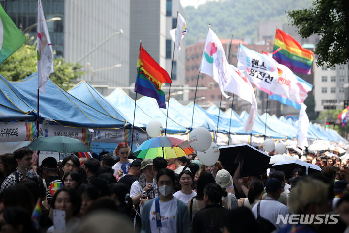 [서울=뉴시스] 김선웅 기자 = 1일 서울 중구 을지로 일대에서 제24회 서울퀴어문화축제가 열리고 있다. 2023.07.01. mangusta@newsis.com