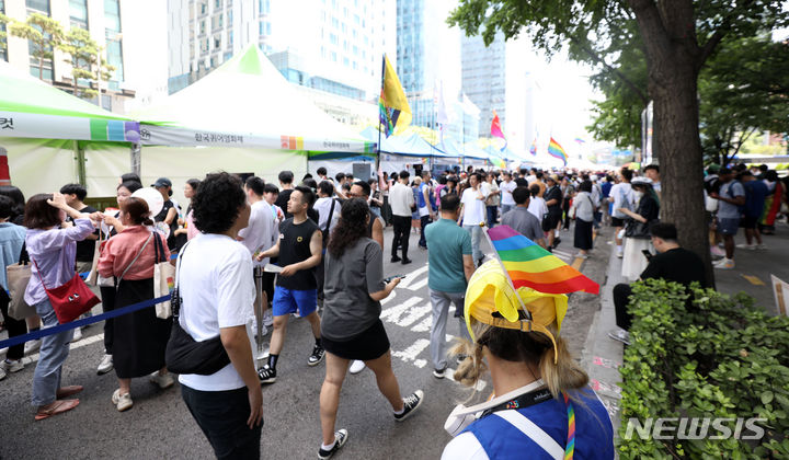 [서울=뉴시스] 김선웅 기자 = 1일 서울 중구 을지로 일대에서 제24회 서울퀴어문화축제가 열리고 있다. 2023.07.01. mangusta@newsis.com