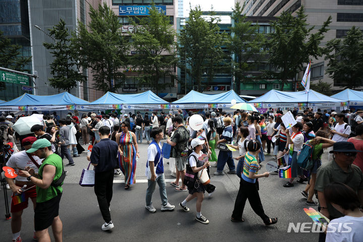 [서울=뉴시스] 김선웅 기자 = 1일 서울 중구 을지로 일대에서 제24회 서울퀴어문화축제가 열리고 있다. 2023.07.01. mangusta@newsis.com