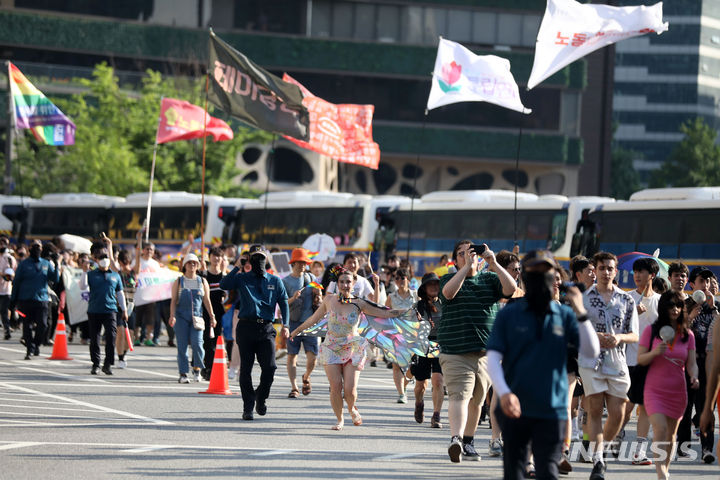 [서울=뉴시스] 김선웅 기자 = 제24회 서울퀴어문화축제가 열린 1일 서울 중구 을지로 일대에서 축제 참가자들이 퍼레이드를 하고 있다. 2023.07.01. mangusta@newsis.com