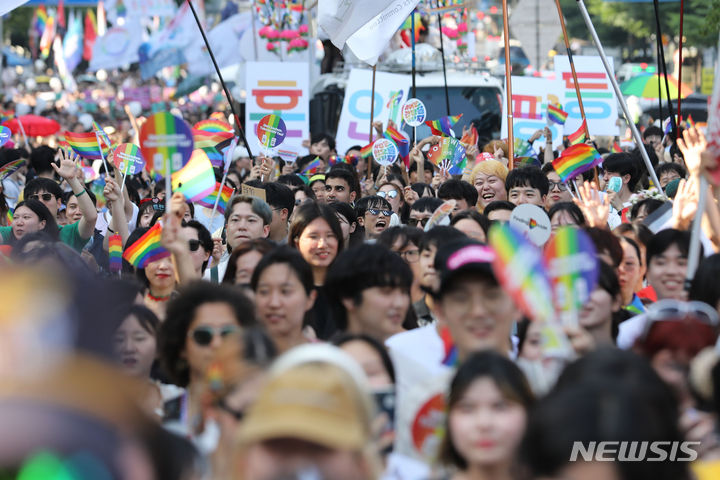 [서울=뉴시스] 권창회 기자 = 1일 오후 서울 을지로 일대에서 열린 제24회 서울퀴어문화축제에서 참가자들이 행진을 하고 있다. 2023.07.01. kch0523@newsis.com