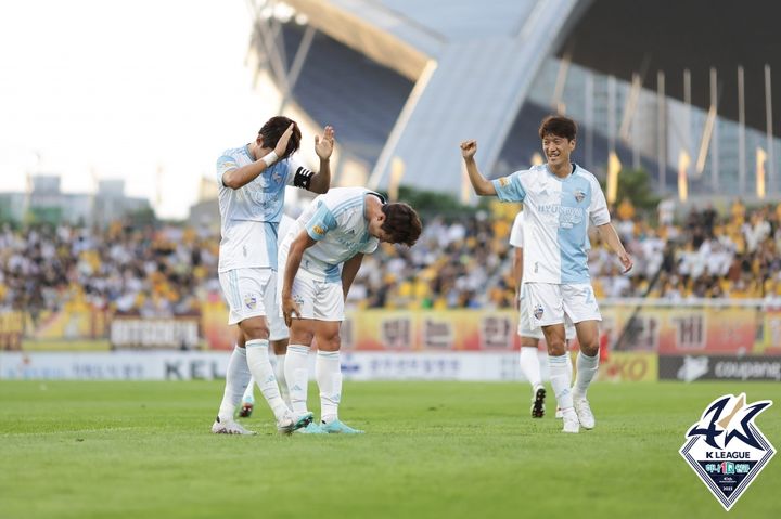 [서울=뉴시스]골 넣고 허리 숙이는 박용우와 이명재. 2023.07.02. (사진=한국프로축구연맹 제공) *재판매 및 DB 금지