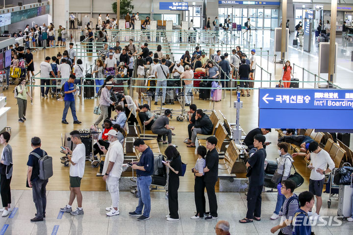 [인천공항=뉴시스] 정병혁 기자 = 2일 오전 인천국제공항 제1여객터미널 출국장이 여행객들로 붐비고 있다. 여름 휴가철 해외여행 수요가 폭발하면서 항공주가 강세 흐름을 이어가고 있다. 특히 경기불황으로 장거리 여행보다는 역대급 엔저 현상이 나타나고 있는 일본이나 동남아 등 단거리 여행수요가 많아 저비용 항공사(LCC)들의 긍정적 전망이 쏟아지고 있다. 2023.07.02. jhope@newsis.com