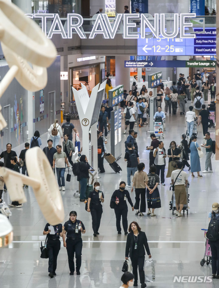 [인천공항=뉴시스] 정병혁 기자 = 2일 오전 인천국제공항 제1여객터미널 면세점 구역이 여행객들로 붐비고 있다. 인천국제공항 출국장 면세점 사업자가 7월 교체된다. 1일부로 롯데면세점이 22년 만에 인천공항에서 빠지고 신라면세점은 DF1·3구역, 신세계면세점은 DF2·4구역, 현대백화점 면세점은 DF5구역에서 각각 영업을 시작했다. 2023.07.02. jhope@newsis.com