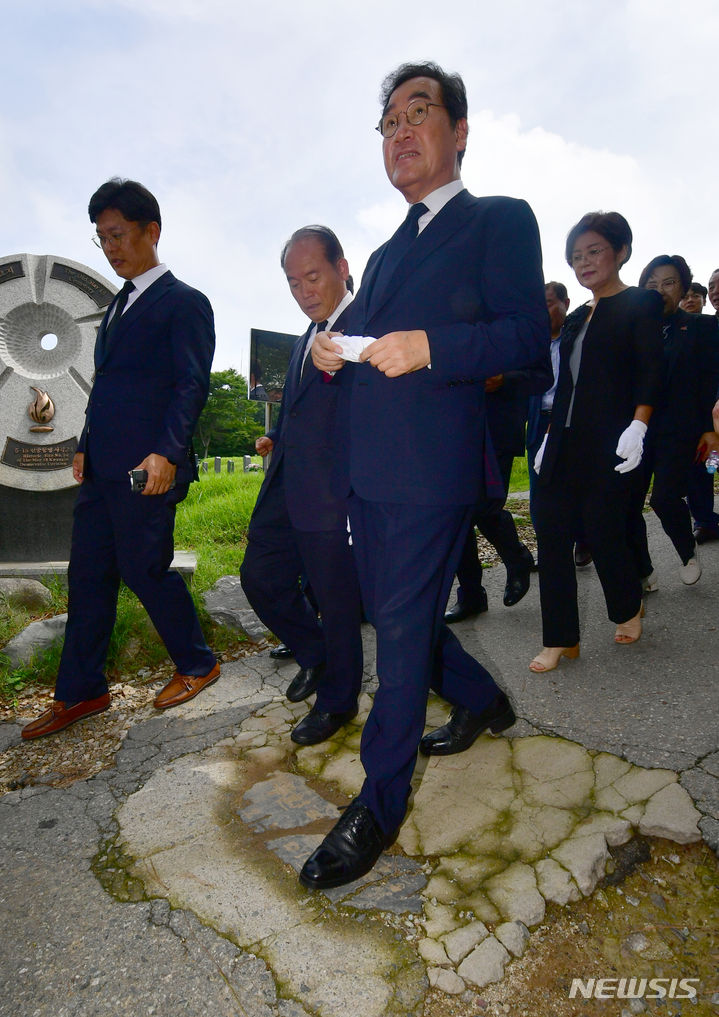 [광주=뉴시스] 이영주 기자 = 이낙연 전 더불어민주당 대표가 2일 오전 광주 북구 망월동 민족민주열사묘역을 나서며 전두환 비석을 밟고 있다. 2023.07.02. leeyj2578@newsis.com