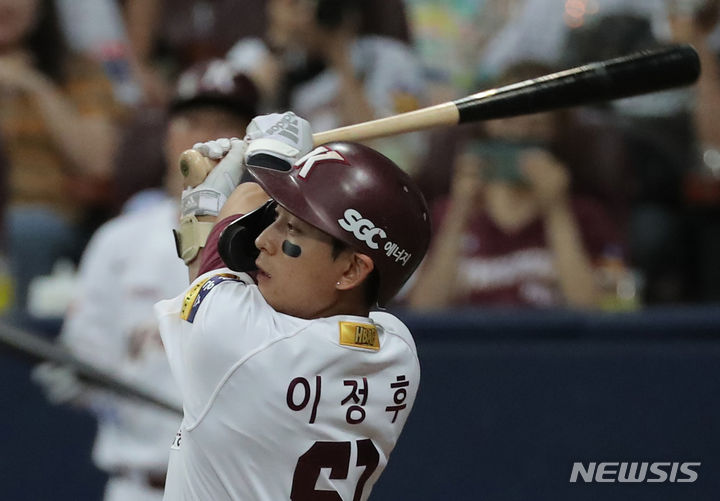 [서울=뉴시스] 김금보 기자 = 2일 서울 구로구 고척스카이돔에서 열린 2023 프로야구 SSG 랜더스 대 키움 히어로즈의 경기, 5회말 무사 만루 키움 4번타자 이정후가 1타점 동점타를 치고 있다. 2023.07.02. kgb@newsis.com