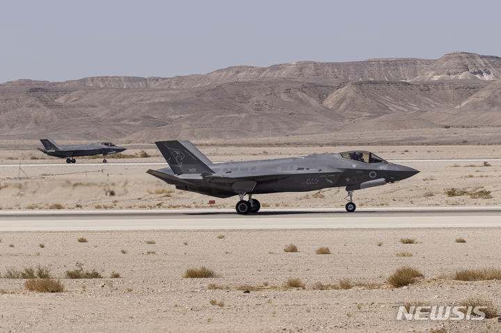 [에일랏=AP/뉴시스] 이스라엘은 4일(현지시각) 미국으로부터 스텔스 전투기 F-35를 구입하는 계약을 체결했다. 사진은 2021년 10월24일 이스라엘 남부 에일랏 인근 오브다 공군기지에서 열린 다국가 연합 훈련 중 이스라엘의 F-35가 착륙하고 있는 모습. 2024.06.05.