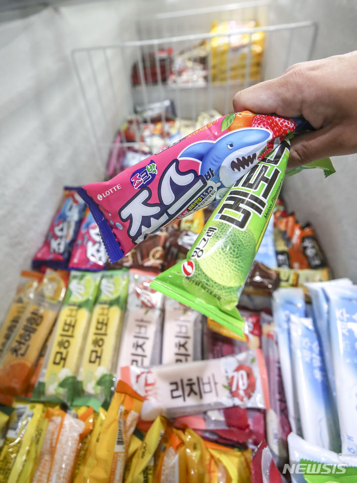 [서울=뉴시스] 이해를 돕기 위한 사진으로 본문의 구체적 내용과 무관. 사진은 지난해 3월 서울시내 아이스크림 할인점 냉동고에 아이스크림 모습. 2023.07.03. (사진=뉴시스)