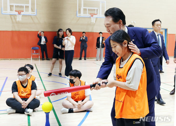 [서울=뉴시스] 홍효식 기자 = 윤석열 대통령이 방과 후 돌봄·교육 프로그램인 '늘봄학교' 참관을 위해 3일 경기도 수원 팔달구 수원초등학교를 방문해 티볼 교실을 참관하고 있다. (대통령실통신사진기자단) 2023.07.03. yesphoto@newsis.com