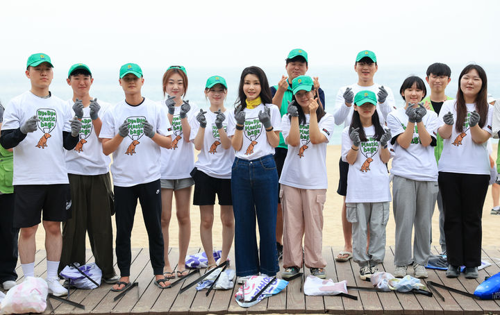 [서울=뉴시스] 윤석열 대통령 부인 김건희 여사가 3일 강원도 강릉 경포해수욕장을 찾아 새마을회 관계자 및 대학생 자원봉사자들과 함께 환경 정화 활동을 마친 뒤 기념촬영하고 있다. (사진=대통령실 제공) 2023.07.03. photo@newsis.com *재판매 및 DB 금지