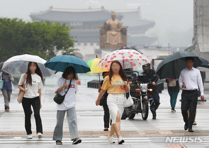 [서울=뉴시스] 황준선 기자 = 지난 4일 오후 서울 종로구 세종대로 사거리에서 우산을 쓴 시민들이 발걸음을 재촉하고 있다. 2023.07.04. hwang@newsis.com