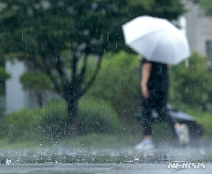 [서울=뉴시스] 김금보 기자 = 수요일인 5일은 전국 대부분 지역에 강한 장맛비가 내리다 오전 중 대부분 그치겠다. 비가 그친 후 낮 기온이 31도 이상 오르는 곳이 있겠고, 특히 습도가 높아 체감온도는 더욱 높아져 무덥겠다. 사진은 지난 4일 오후 서울 종로구 광화문광장에서 시민들이 우산을 쓰고 이동하는 모습. 2023.07.04. kgb@newsis.com