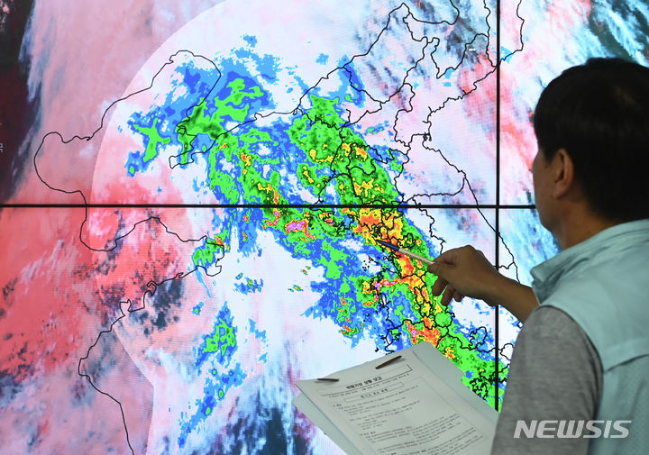[수원=뉴시스] 김종택 기자 = 전국에 장맛비가 내린 4일 경기도 수원시 권선구 수도권기상청에서 예보관이 많은 양의 수증기를 품고 있는 비구름의 이동 경로를 예의주시하고 있다. 기상청에 따르면 특히 오늘 밤부터 새벽사이에는 '정체전선상에서 발달한 저기압의 영향으로 매우 강한 비가 내리는곳이 있겠다'고 예보했다. 2023.07.04. jtk@newsis.com
