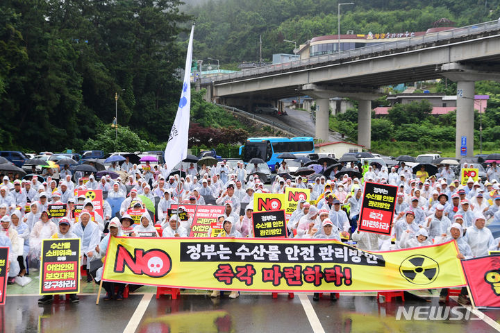 [남해=뉴시스] 차용현 기자 = 4일 오후 경남 남해군 창선면 단항위판장에서 남해군 어민들이 후쿠시마 원전 오염수 해양방류를 반대하는 결의대회를 하고 있다. 2023.07.04. con@newsis.com