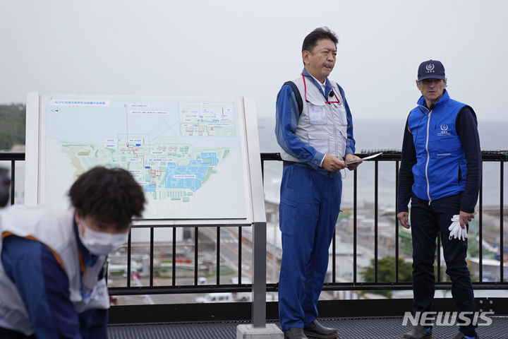 [후바타=AP/뉴시스] 라파엘 그로시(오른쪽) 국제원자력기구(IAEA) 사무총장이 5일 일본 동북부 후바타에서 토모아키 코바야카와 도쿄전력 사장으로부터 후쿠시마 원전 처리수 배출 시설에 관한 설명을 듣고 있다. 2023.07.05.
