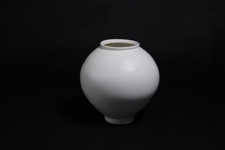 강민수, 달항아리, 2022, White Porcelain jar, 46x45x17.2cm *재판매 및 DB 금지