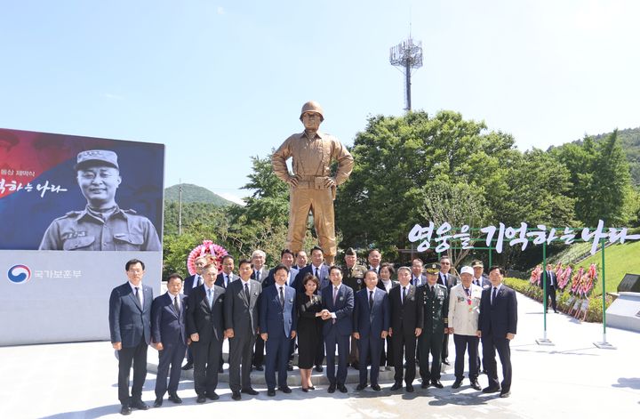 고 백선엽 장군 3주기 추모행사 [서울=뉴시스] 박민식 국가보훈부 장관이 5일 오후 경북 칠곡군 다부동전적기념관에서 열린 백선엽장군 동상 제막식에 참석하여 주요내빈과 함께 백선엽장군 동상 제막식후 기념사진을 촬영하고 있다. (사진=국가보훈부 제공) 2023.07.05. photo@newsis.com *재판매 및 DB 금지