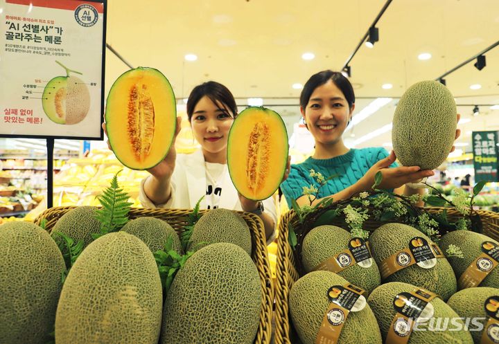 [서울=뉴시스]무더위와 함께 본격 여름철이 시작하면서 유통업계에서도 수요 대응에 분주하다. 사진은 롯데마트 서울역점에서 모델이 하미과를 들고 있는 모습. (사진=롯데쇼핑 제공)