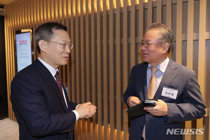 [서울=뉴시스] 김금보 기자 = 강호병(오른쪽) 뉴시스 대표이사 사장과 이종호 과학기술정보통신부 장관이 5일 오전 서울 중구 앰배서더서울풀만호텔 열린 '제1회 뉴시스 IT포럼'에서 환담을 나누고 있다. 2023.07.05. kgb@newsis.com