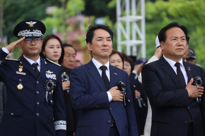 국민의례 하는 박민식 장관 [서울=뉴시스] 박민식 국가보훈부 장관이 5일 오전 경기도 오산시 죽미령 평화공원에서 열린 유엔군초전기념 및 미 스미스부대 전몰장병 추도식에 참석해 국민의례를 하고 있다. (사진=국가보훈부 제공) 2023.07.05. photo@newsis.com *재판매 및 DB 금지