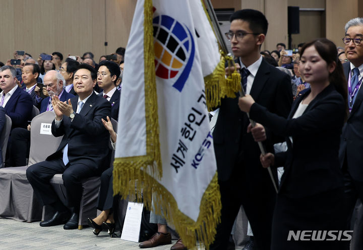 [서울=뉴시스] 홍효식 기자 = 윤석열 대통령이 5일 서울 강남구 역삼동 한국과학기술회관에서 열린 제1회 세계 한인 과학기술인 대회 개회식에서 대회기 입장에 박수치고 있다. (대통령실통신사진기자단) 2023.07.05. yesphoto@newsis.com