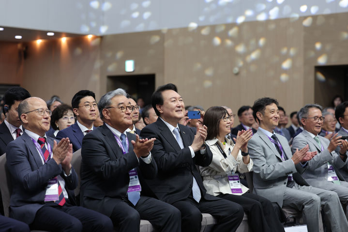 [서울=뉴시스] 윤석열 대통령이 5일 서울 강남구 역삼동 한국과학기술회관에서 열린 제1회 세계 한인 과학기술인 대회 개회식에서 박수치고 있다. (사진=대통령실 제공) 2023.07.05. photo@newsis.com *재판매 및 DB 금지