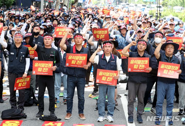 [서울=뉴시스] 조성봉 기자= 지난 5일 오후 서울 서대문구 경찰청 앞에서 열린 ‘노동·민생·민주·평화 파괴 윤석열 정권 퇴진! 민주노총 세종·충남본부, 서울지역본부 총파업 결의대회에서 양경수(왼쪽 세번째) 민주노총 위원장을 비롯한 참가자들이 구호를 외치고 있다. 2023.07.05. suncho21@newsis.com