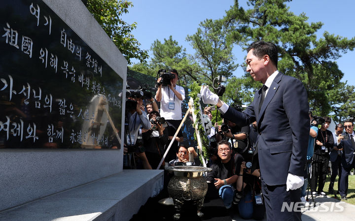 [칠곡=뉴시스] 추상철 기자 = 김기현 국민의힘 당 대표가 5일 오후 경북 칠곡군 다부동전적기념관에서 열린 '고 백선엽 장군 동상 제막식 및 3주기 추모식'에 참석해 헌화와 분향을 하고 있다. 2023.07.05. scchoo@newsis.com