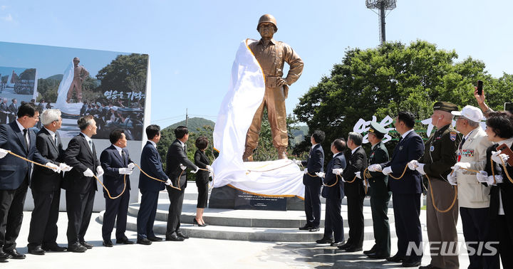 [칠곡=뉴시스] 추상철 기자 = 5일 오후 경북 칠곡군 다부동전적기념관에서 열린 '고 백선엽 장군 동상 제막식 및 3주기 추모식'에서 박민식 국가보훈부 장관, 윤재옥 국민의힘 원내대표, 이종섭 국방부 장관 등이 동상 제막을 하고 있다. 2023.07.05. scchoo@newsis.com