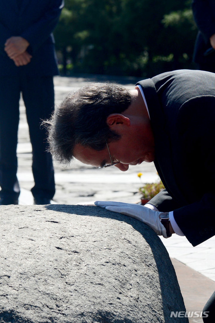 [김해=뉴시스] 차용현 기자 = 이낙연 전 총리가 5일 오후 경남 김해시 봉하마을 고 노무현 전 대통령 묘역을 찾아 너럭바위에 엎드린 채 생각에 잠겨있다. 2023.07.05. con@newsis.com