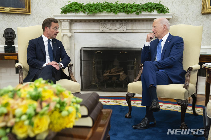 [워싱턴DC=AP/뉴시스]조 바이든(오른쪽) 미국 대통령이 5일(현지시각) 백악관 오벌오피스에서 울프 크리스테르손 스웨덴 총리와 면담하고 있다. 2023.07.05.