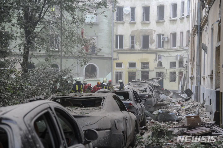 [르비우=AP/뉴시스] 러시아군으 18일(현지시간) 우크라이나 전역에 공습을 가했으며 특히 남부 오데사에서 대규모 폭발음에 들렸다고 우크라이나 측이 밝혔다. 사진은 지난 6일 우크라이나 르비우에서 러시아군의 미사일 공격으로 건물과 자동차들이 파손된 모습. 2023.07.18.