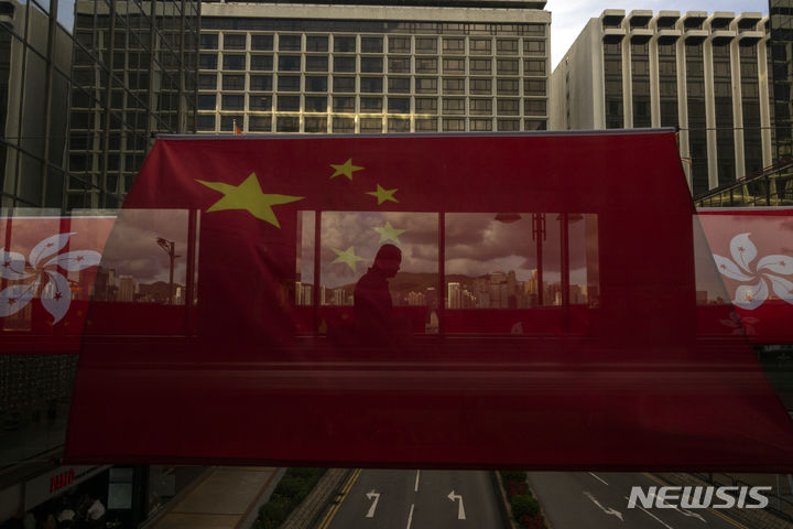 [홍콩=AP/뉴시스]사진은 홍콩 한 인도교에 중국 오성홍기와 홍콩 국기가 걸려있는 모습. 2023.09.25.