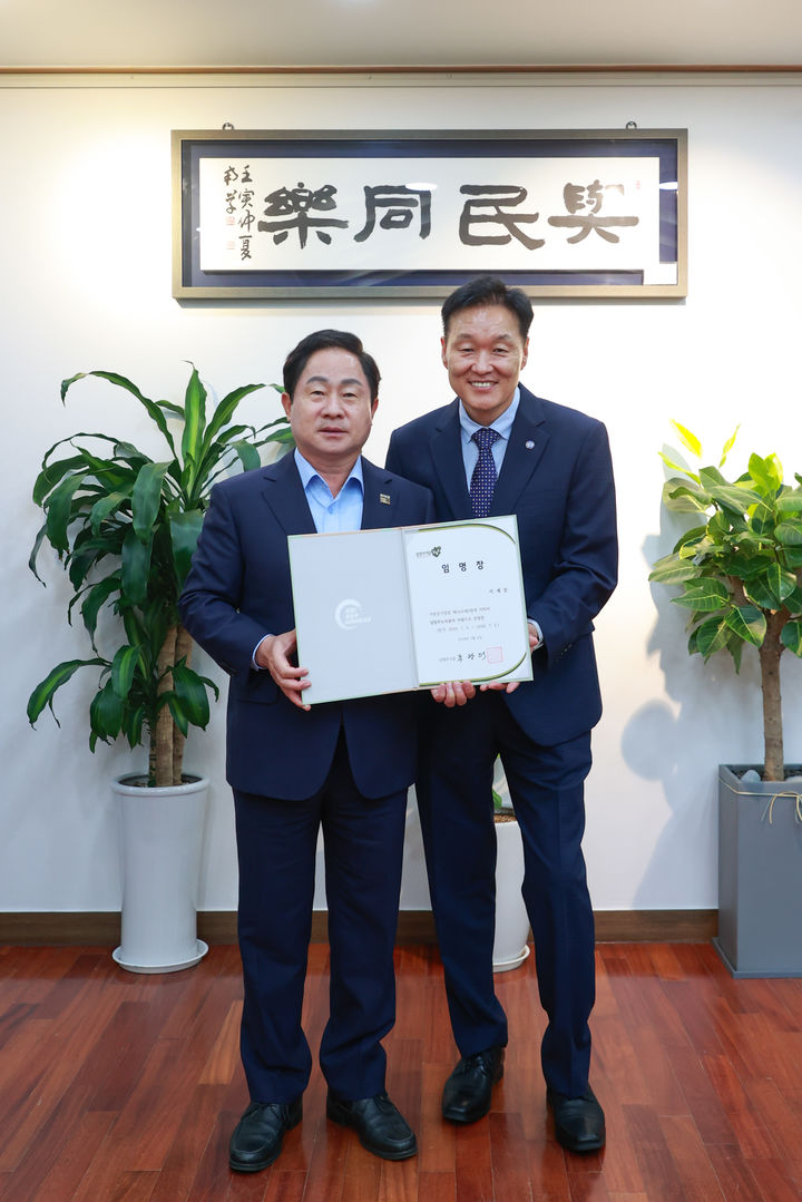 주광덕 남양주시장(사진 좌측)과 이계문 신임 남양주도시공사 사장. (사진=남양주시 제공) *재판매 및 DB 금지 *재판매 및 DB 금지