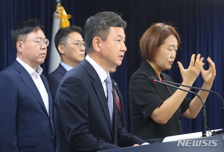[서울=뉴시스] 배훈식 기자 = 한창섭 행정안전부 차관이 6일 오전 서울 종로구 정부서울청사에서 새마을금고 건전성 관련 관계부처 합동 브리핑을 하고 있다. 2023.07.06. dahora83@newsis.com