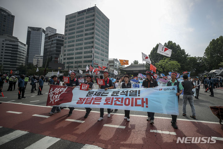 [서울=뉴시스] 정병혁 기자 = 지난 6일 서울 중구 세종대로에서 열린 민주노총 전국노동자대회를 마친 조합원들이 서울고용노동청으로 행진하고 있다. 2023.07.06. jhope@newsis.com