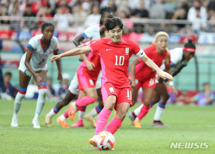 [서울=뉴시스] 황준선 기자 = 8일 오후 서울 마포구 서울월드컵경기장에서 열린 여자축구국가대표팀 평가전 대한민국과 아이티의 경기, 지소연이 패널티킥을 성공시키고 있다. 2023.07.08. hwang@newsis.com