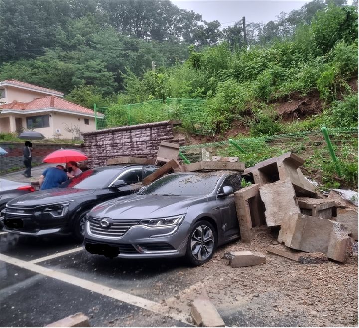 [안동=뉴시스] 7~8일 내린 비로 안동시 용상동의 옹벽이 넘어져 차 2대가 파손됐다. (사진=경북도 제공) 2023.07.09 *재판매 및 DB 금지