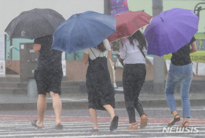 인천 낮 최고 35도, 폭염 극심…시간당 30~50㎜ 강한 비