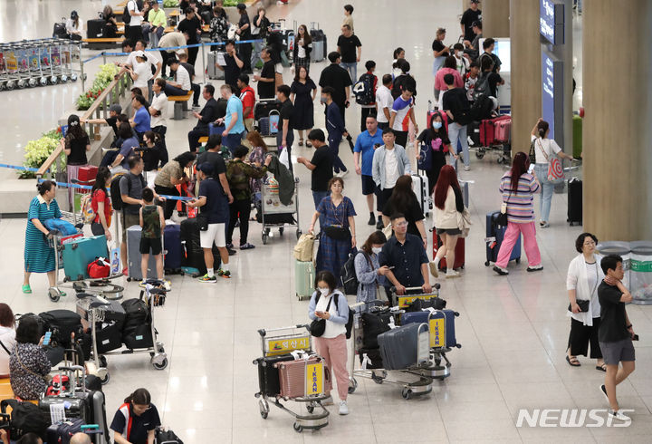 [인천공항=뉴시스] 황준선 기자 = 사진은 지난달 9일 오후 인천국제공한 제1여객터미널 입국장. 2023.07.09. hwang@newsis.com