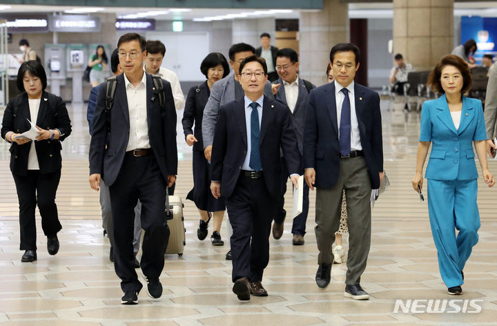 [서울=뉴시스] 조성우 기자 = 더불어민주당 등 야당 의원들로 구성된 후쿠시마 핵오염수 해양 투기 저지 대한민국 국회의원단이 10일 오전 서울 강서구 김포공항에서 일본으로 출국하기 위해 이동하고 있다. 2023.07.10. xconfind@newsis.com