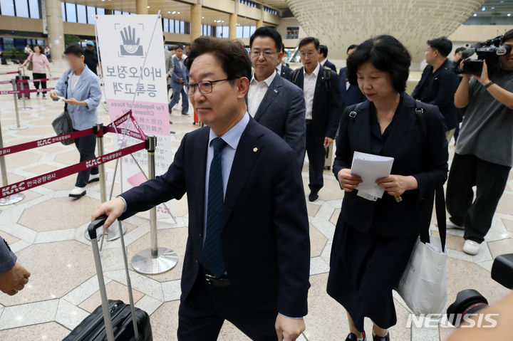 [서울=뉴시스] 조성우 기자 = 더불어민주당 등 야당 의원들로 구성된 후쿠시마 핵오염수 해양 투기 저지 대한민국 국회의원단이 10일 오전 서울 강서구 김포공항에서 일본으로 출국하기 위해 이동하고 있다. 2023.07.10. xconfind@newsis.com