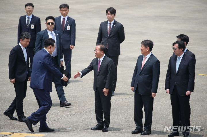 [성남=뉴시스] 전신 기자 = 4박 6일 일정으로 리투아니아·폴란드 순방에 나서는 윤석열 대통령이 10일 경기도 성남 서울공항에서 공군 1호기 탑승 전 윤재옥 국민의힘 원내대표 등 환송인사들과 인사하고 있다. 2023.07.10. photo1006@newsis.com