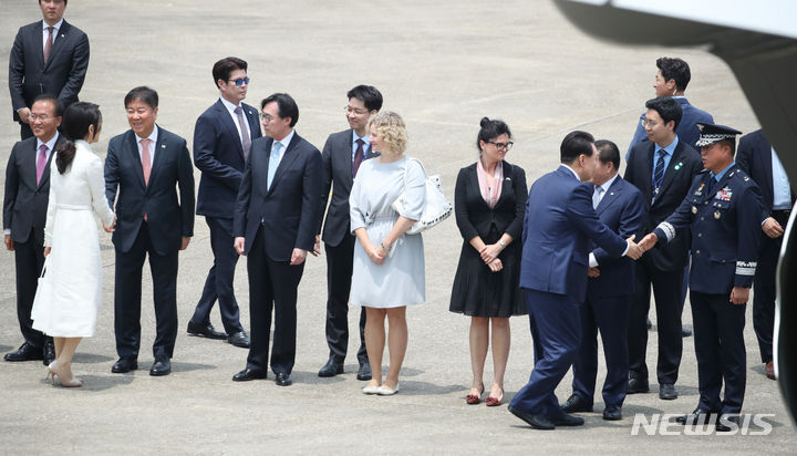 [성남=뉴시스] 전신 기자 = 4박 6일 일정으로 리투아니아·폴란드 순방에 나서는 윤석열 대통령과 부인 김건희 여사가 10일 경기도 성남 서울공항에서 공군 1호기 탑승 전 환송 인사들과 인사하고 있다. 2023.07.10. photo1006@newsis.com