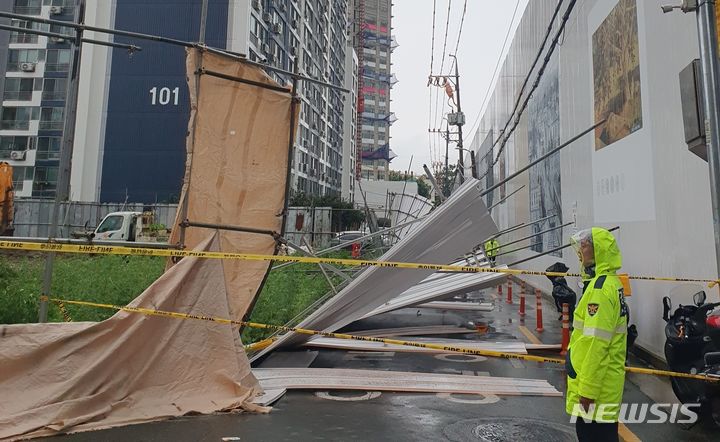 [대구=뉴시스] 11일 오후 2시9분께 대구시 중구 동인동의 한 도로에 공사 현장 펜스가 쓰러졌다. (사진=대구소방안전본부 제공) 2023.07.11. photo@newsis.com 