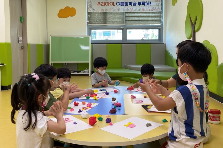 [대구=뉴시스] 대구시 달서구는 여름방학을 맞아 마음 놓고 편하게 자녀를 맡길 수 있도록 달서가족문화센터에서 유아놀이방 놀이강좌를 운영한다. (사진 = 대구시 달서구 제공) 2023.07.11. photo@newsis.com *재판매 및 DB 금지