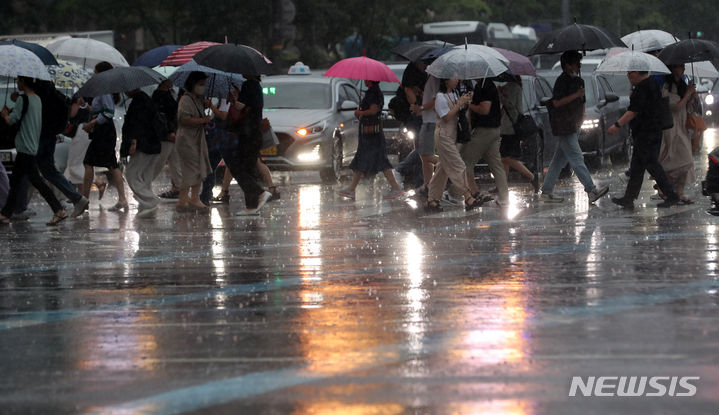 [서울=뉴시스] 김명년 기자 = 비가 내린 11일 오전 서울 광화문 네거리에서 우산을 쓴 시민들이 발걸음을 재촉하고 있다. 2023.07.11. kmn@newsis.com